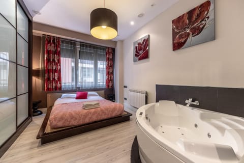 Hot Tub, Bedroom, heating, towels, wardrobe