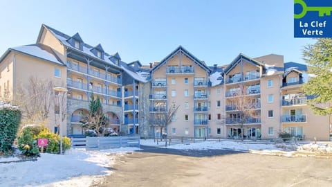 Property building, Day, Winter, Location