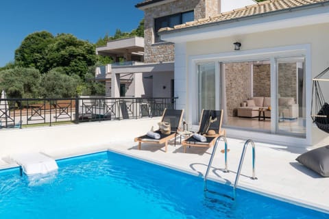 Property building, Balcony/Terrace, Pool view, Swimming pool, Swimming pool
