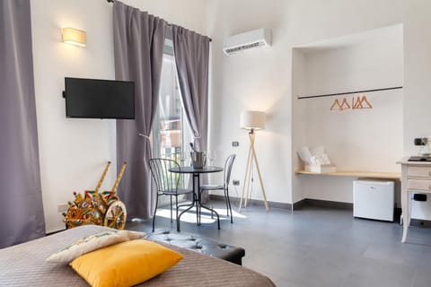 Bed, Bedroom, minibar, air conditioner