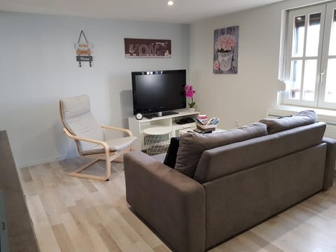 Communal lounge/ TV room, TV and multimedia, Living room, Seating area