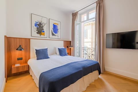 Bed, TV and multimedia, Photo of the whole room, Bedroom