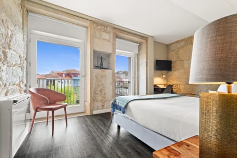 Bed, TV and multimedia, View (from property/room), Balcony/Terrace, Photo of the whole room, Seating area, Bedroom