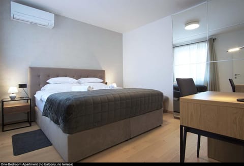Bed, Photo of the whole room, Bedroom, air conditioner
