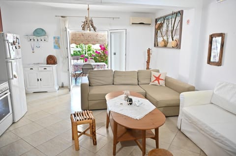 TV and multimedia, Balcony/Terrace, Living room, Photo of the whole room, Seating area, Dining area