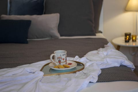 Bed, Food close-up, Coffee/tea facilities, Food and drinks, Decorative detail, Bedroom, Food, Breakfast, Drinks