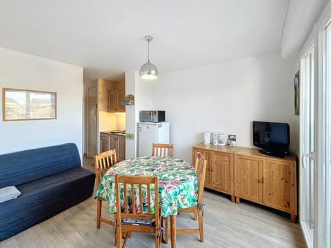 Charmant Studio Cabine 4 Pers, Balcons, Parking Privé, à 300m de la Plage de Merville-Franceville - FR-1-465-37 Cabin in Normandy