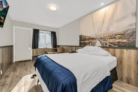 Bed, TV and multimedia, Bedroom