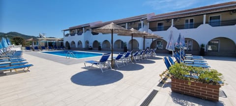 Property building, Day, Swimming pool, sunbed
