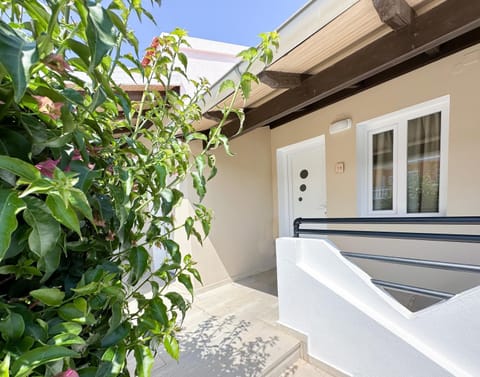 Property building, Facade/entrance, Day