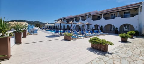 Property building, Patio, Day, Pool view, Swimming pool, sunbed