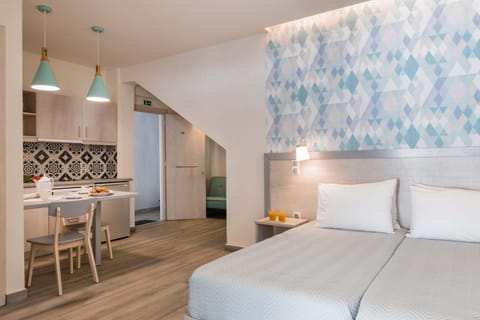 Bed, Kitchen or kitchenette, Dining area