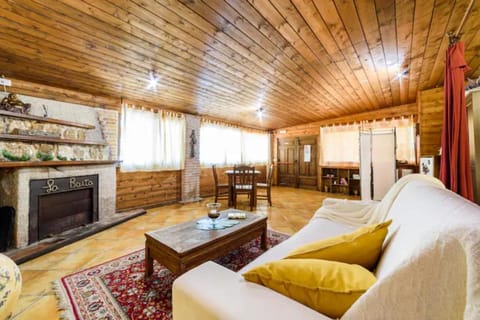 Photo of the whole room, Seating area