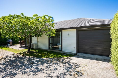 Property building, Spring, Day, Garden, Garden view
