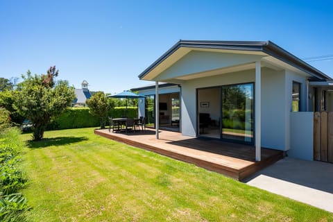 Property building, Patio, Spring, Day, Garden, Garden view