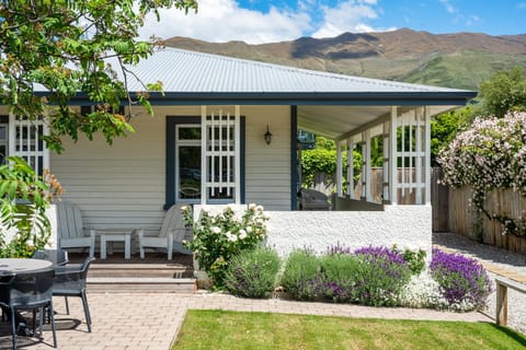 Property building, Patio, Spring, Day, Natural landscape, Garden, Dining area, Garden view, Mountain view