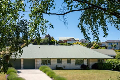 Property building, Spring, Day, Neighbourhood, Natural landscape, Garden, Garden view, Street view, Parking