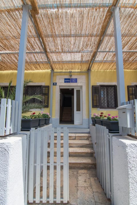 Property building, Facade/entrance, Balcony/Terrace