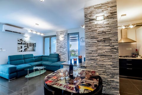 Kitchen or kitchenette, Living room, Seating area, Dining area