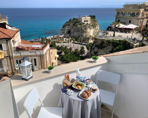 Nearby landmark, Day, Natural landscape, View (from property/room), Balcony/Terrace, Food and drinks, Food, City view, Sea view, Breakfast, Continental breakfast, Drinks