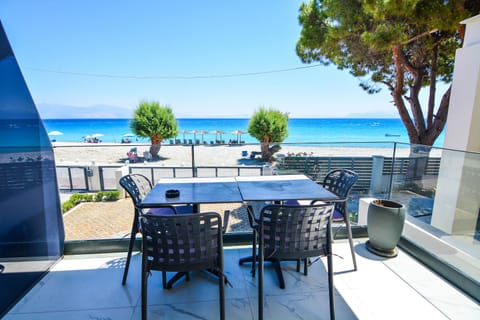 Patio, View (from property/room), Balcony/Terrace, Seating area, Beach