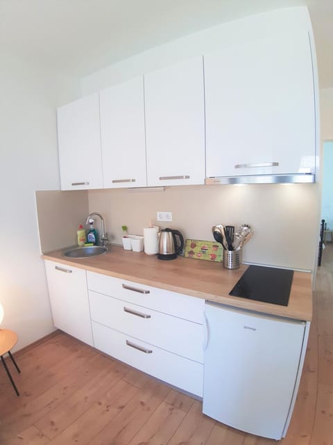 Coffee/tea facilities, Kitchen or kitchenette, Communal kitchen