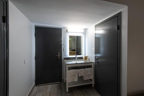 Regency Inn & Suites Inn in East Nashville