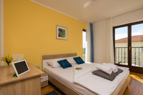 Bed, Balcony/Terrace, Bedroom