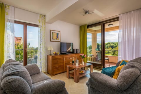 TV and multimedia, Balcony/Terrace, Living room, Landmark view, Sea view, Quiet street view