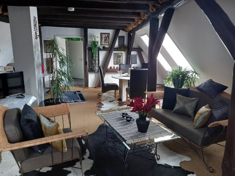Photo of the whole room, Seating area
