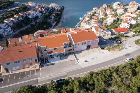 Property building, Day, Neighbourhood, Natural landscape, Bird's eye view, City view, Sea view, Street view, Location, Parking