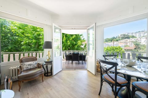 View (from property/room), Balcony/Terrace, Living room, Dining area