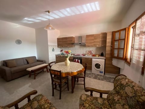 Kitchen or kitchenette, Living room, Seating area, Dining area, dishwasher, oven, stove, washing machine