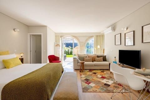 Bed, TV and multimedia, Living room