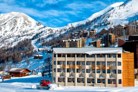 Property building, Facade/entrance, Skiing