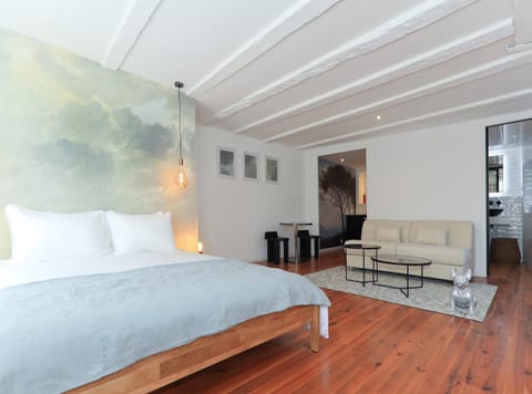 Bed, Living room, Photo of the whole room, Seating area, Bedroom, Pets, Family