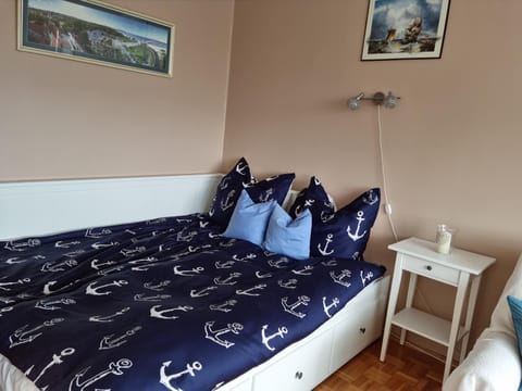 Bed, Photo of the whole room, Seating area