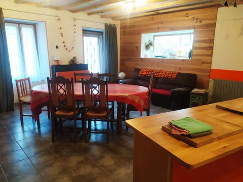 l'heureux bazar House in Auvergne-Rhône-Alpes