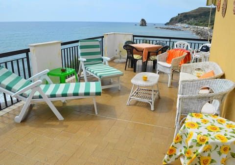 Facade/entrance, Balcony/Terrace, Sea view