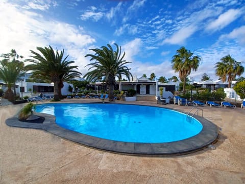 Restaurant/places to eat, Day, Pool view, Swimming pool, sunbed