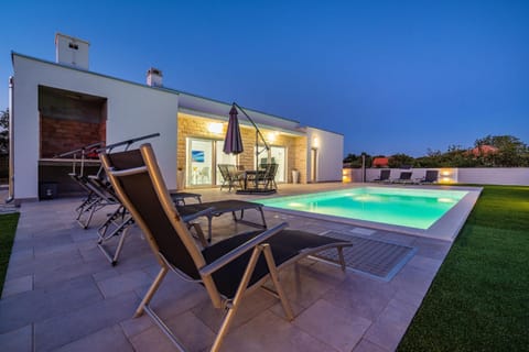 Swimming pool, Swimming pool