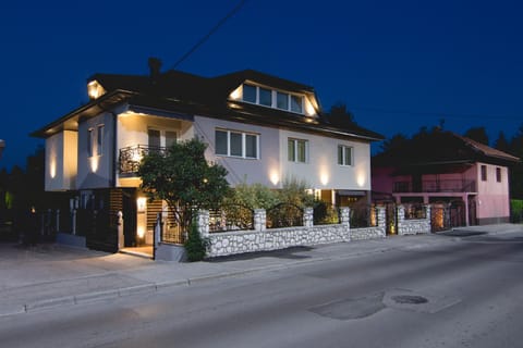 Neighbourhood, Street view, Location