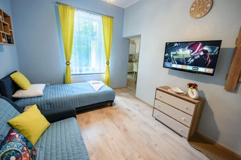 Communal lounge/ TV room, Bed, TV and multimedia, Living room, Photo of the whole room, Seating area, Evening entertainment, Bedroom, Pets, Landmark view, Mountain view, children, children, young children, older children, group of guests, Family, Family, Inner courtyard view