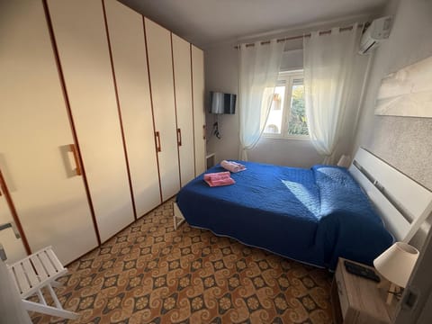 Bed, TV and multimedia, Bedroom, wardrobe