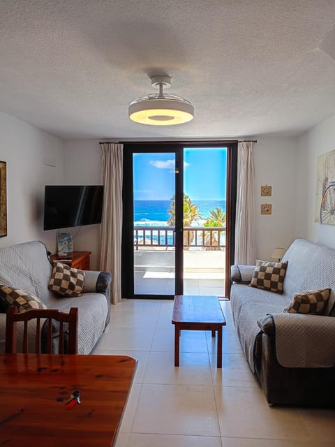 Communal lounge/ TV room, TV and multimedia, View (from property/room), Living room, Seating area, Sea view