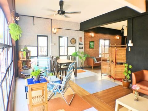 Restaurant/places to eat, Living room, Lobby or reception