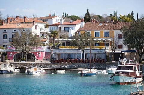 City view, Sea view, Location