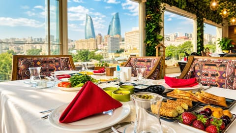 Restaurant/places to eat, Day, Food and drinks, Banquet/Function facilities, Food, City view, Buffet breakfast, Lunch, Dinner, Drinks