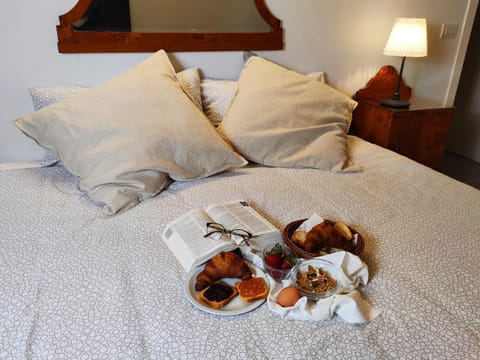 Bed, Bedroom, Breakfast