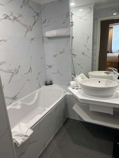 Bathroom, Bath, towels